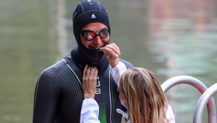 Van der Weijden wandelt over finish Elfstedentriatlon in Leeuwarden